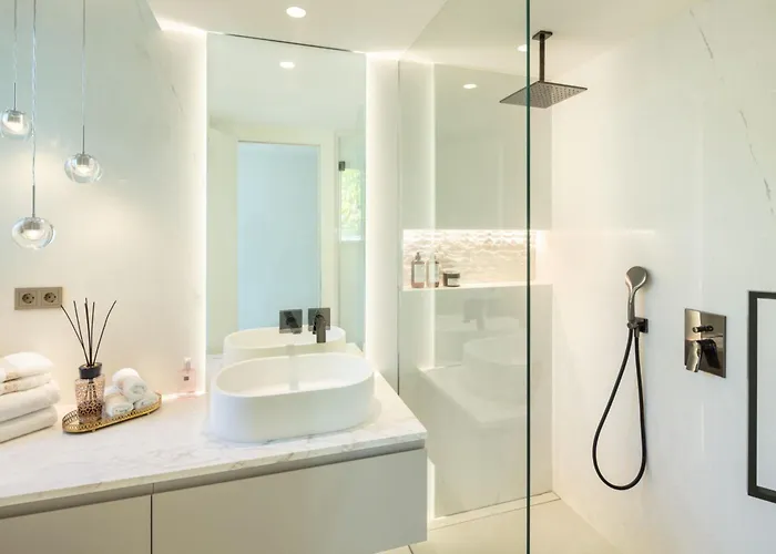 Absolute High End Near With Jacuzzi!