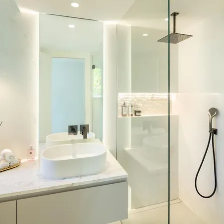 Absolute High End Near With Jacuzzi!